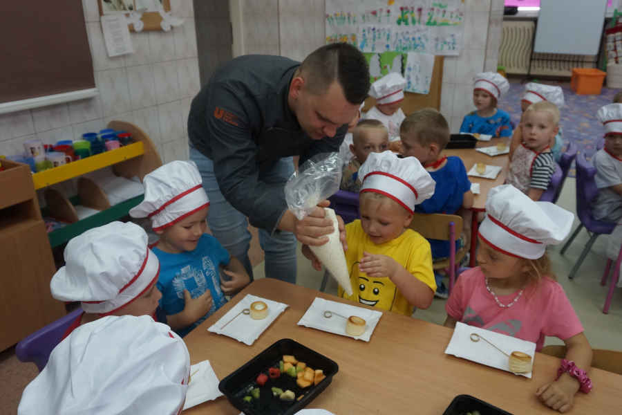 Przedszkolaki z kucharzem