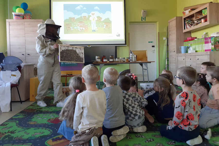 Dzieci podczas spotkania z pszczelarzem